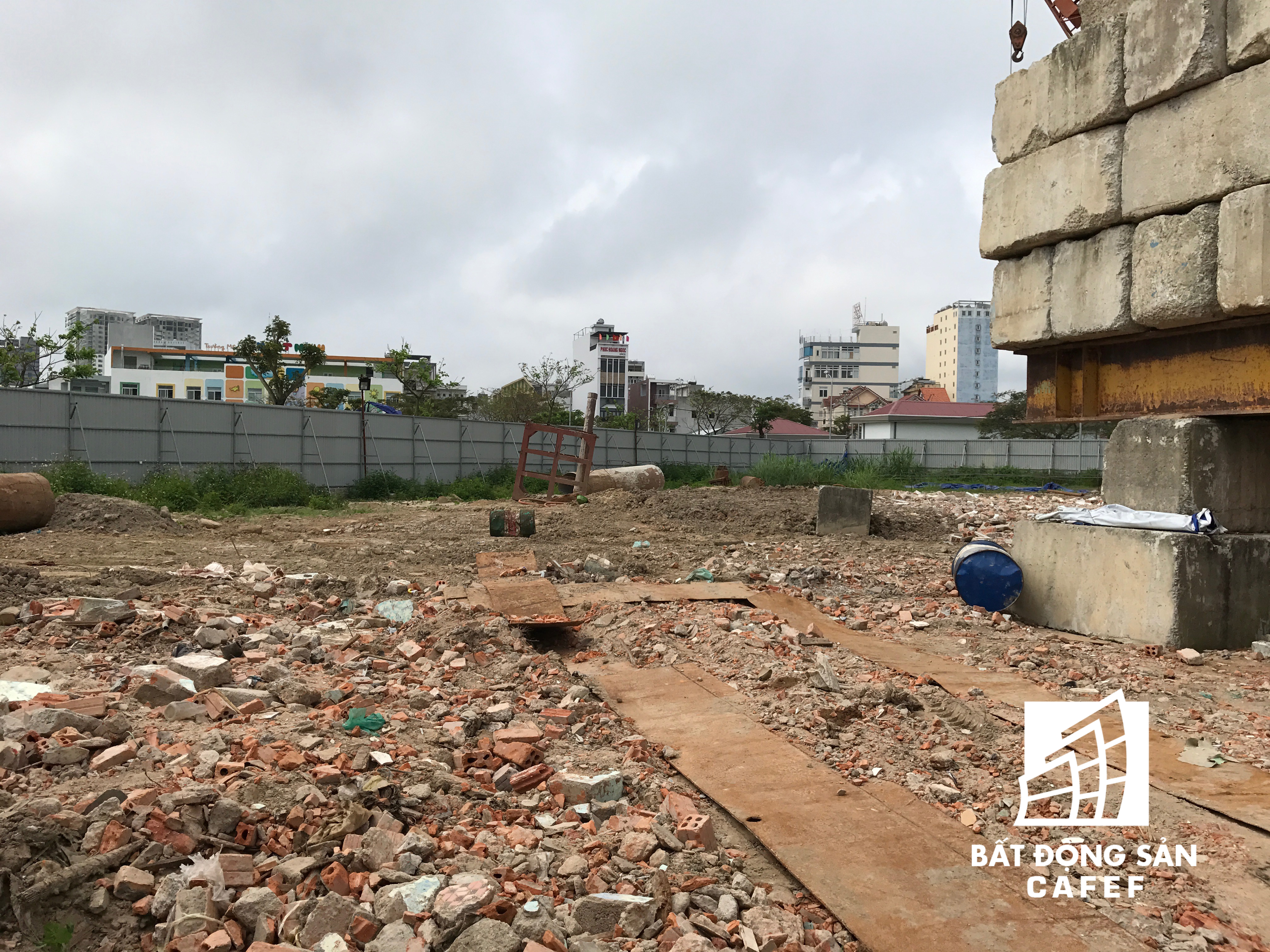 Một dự án trung tâm thương mại ngay chân cầu Thuận Phước, trên đường Xuân Diệu đang được thử tải.