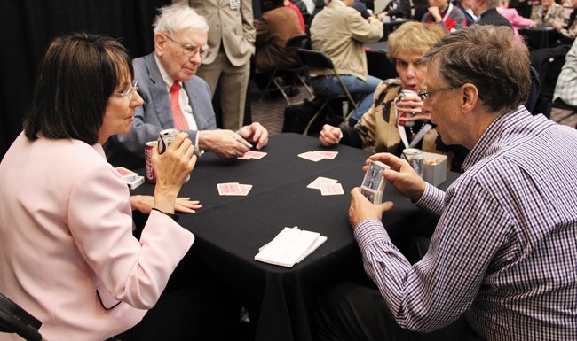 Chơi tú lơ khơ là cách nhà đầu tư Warren Buffett vừa giải tỏa căng thẳng vừa xây dựng tình hữu nghị.