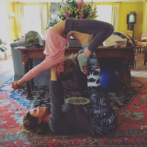 
Phu nhân Thủ tướng cũng có những hoạt động thường nhật bên gia đình, như tập yoga cùng con gái.
