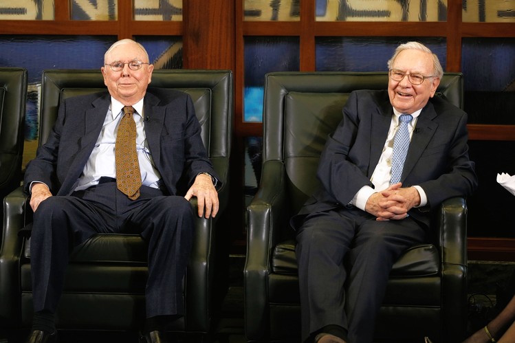 Warren Buffett là người khiến Charlie Munger chuyển hướng từ luật sư sang đầu tư chứng khoán.