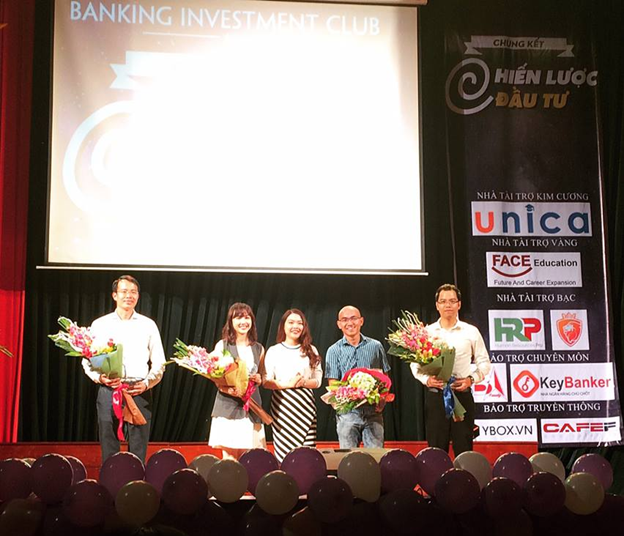 
Hình ảnh 4 vị giám khảo của Cuộc thi với Cô Lê Thị Minh Ngọc -  Chủ tích Hội sinh viên Học viện Ngân hàng (Đại diện BTC gửi bó hoa tươi thắm tới các vị BGK)
