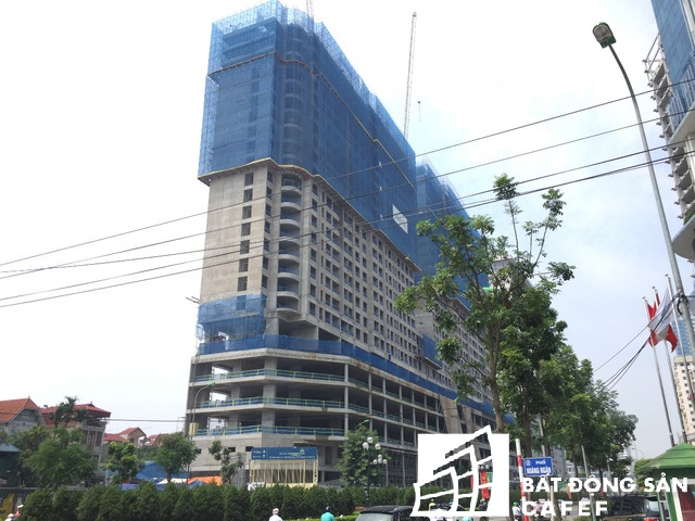 Cũng trên đường Lê Văn Lương, gần 500 căn hộ chung cư Golden Palm đang được khẩn trương xây dựng.