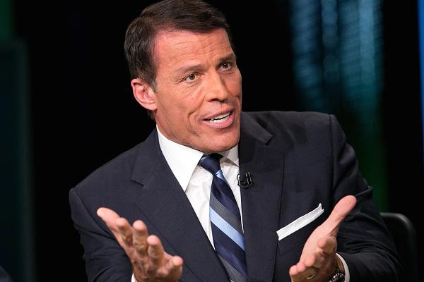 Tỷ phú Tony Robbins luôn dành một khoảng thời gian yên tĩnh để nhìn lại cuộc sống và nuôi dưỡng cảm xúc tốt đẹp của bản thân.