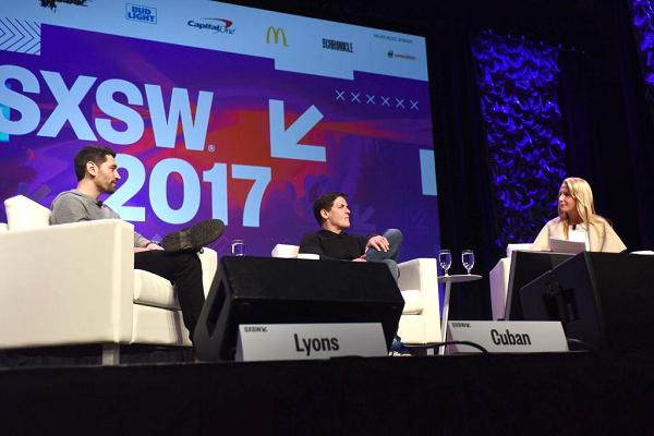 Tỷ phú Mark Cuban và Adam Lyons trong cuộc hội nghị SXSW tại Austin, Texas.