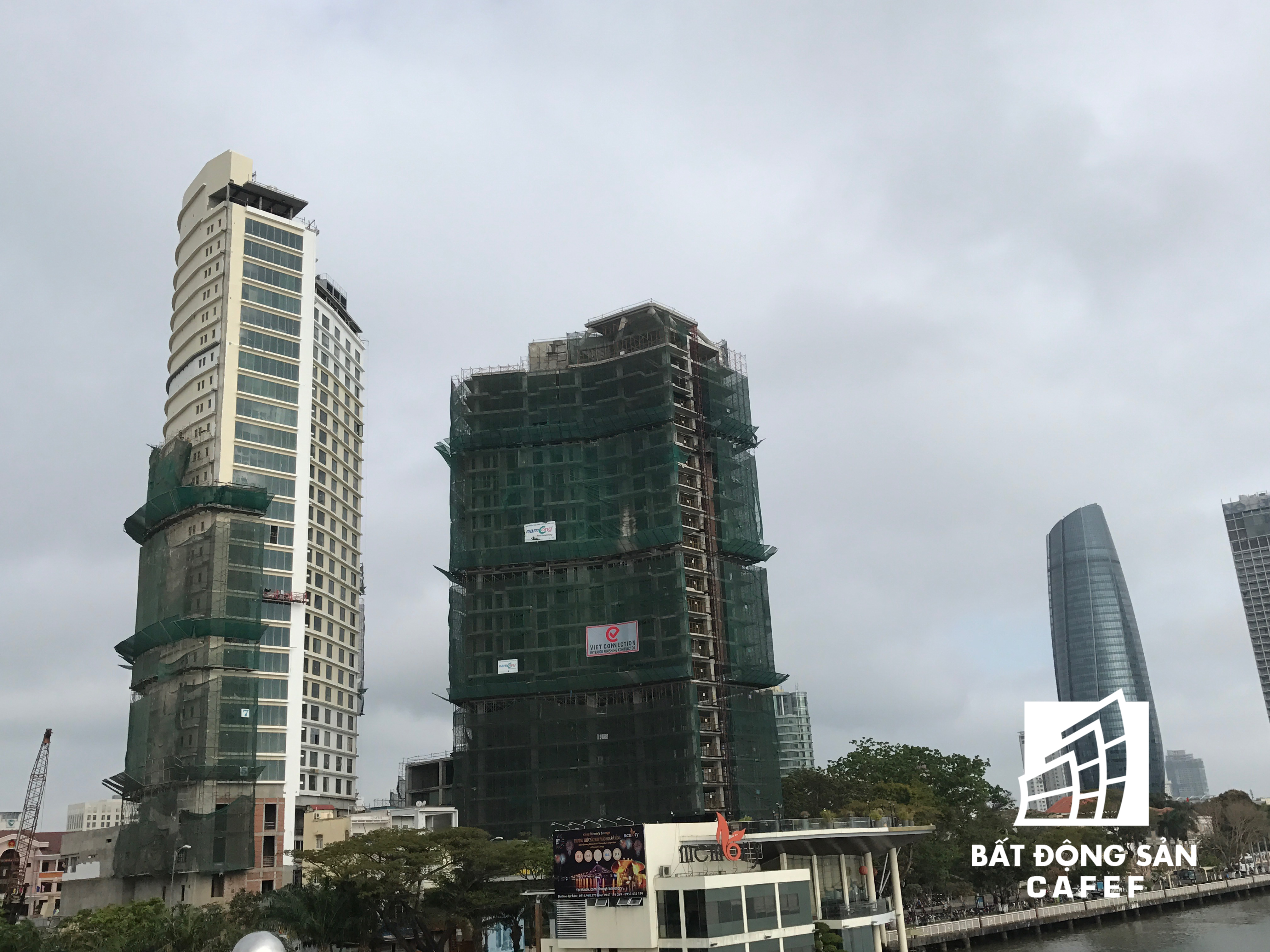 Dự án khách sạn Marriot ngay chân cầu quay sông Hàn đang trong giai đoạn hoàn thiện phần thô, lắp kính toàn bộ dự án.