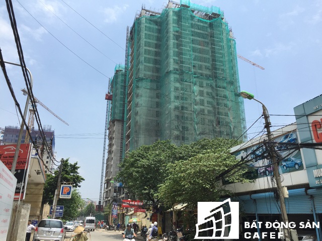 
Tọa lạc trên đường Lê Văn Thiêm, hơn 300 căn hộ chung cư Thanh Xuân Complex dự kiến sẽ được bàn giao vào đầu năm sau.
