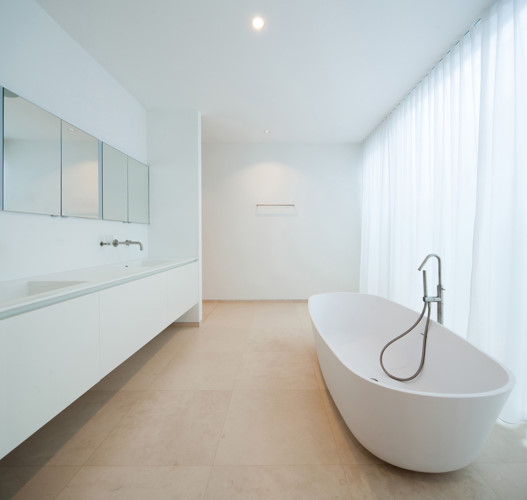 
Một bồn tắm hiện đại với màu trắng chủ đạo tạo cảm giác thanh lịch, dễ chịu.
