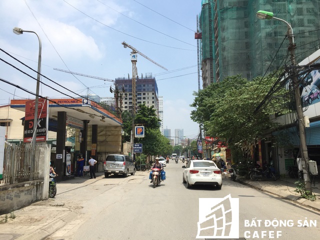 
Đường Lê Văn Thiêm chỉ rộng chừng 10 m và dài 500m nhưng có đến 4 dự án chung cư với quy mô hơn 1.000 căn hộ đang mọc lên.
