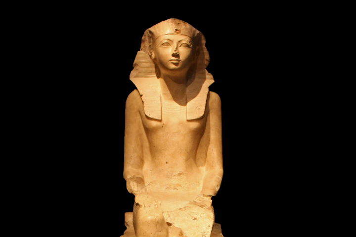 Nữ hoàng Hatshepsut sống năm 1597, mất năm 1458 trước Công nguyên. Bà được coi là nữ Pharaoh đầu tiên của Ai Cập và khiến cả quốc gia tin rằng bà là người mang ý nguyện của các vị thần. Việc kiểm soát các mỏ vàng, đồng, đá quý cũng như cai trị đế chế lớn nhất thế giới cổ đại giúp tài sản của bà chiếm tới 20% GDP toàn cầu.