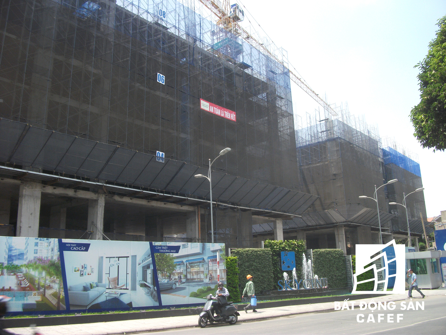 
Đến nay, tuyến đường này đã có ít nhất 10 dự án nhà cao tầng đang được xây dựng và nhiều dự án khác đang chuẩn bị triển khai. Tính đến tháng 12/2016, dọc theo đường Phạm Văn Đồng có khoảng 7.000 sản phẩm căn hộ đã và đang được đưa ra thị trường, giá bán phổ biến trên dưới 3 tỷ đồng/căn.
