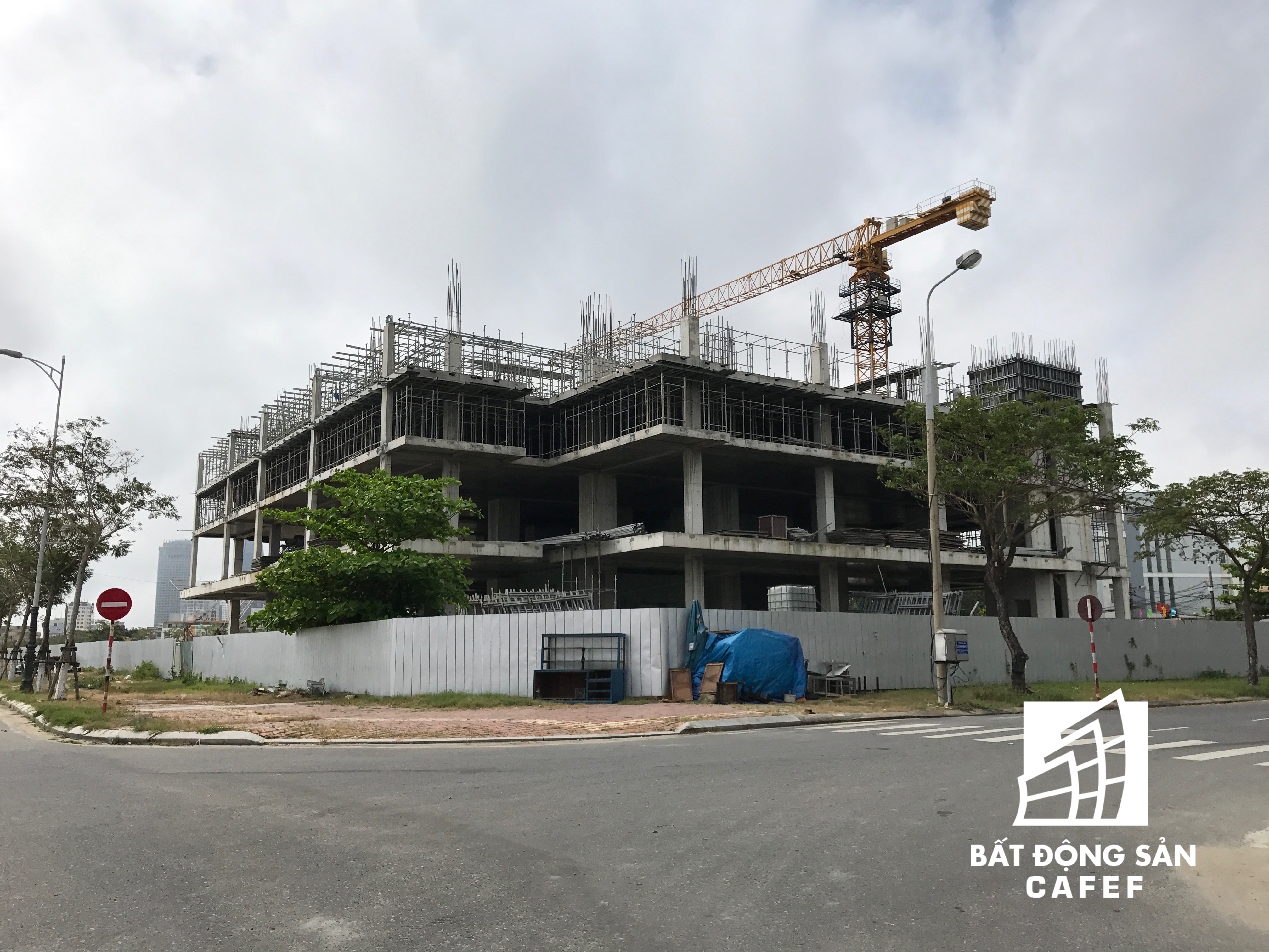 Sau một thời gian ngừng thi công, dự án trung tâm thương mại bờ sông Hàn của công ty Vũ Châu Long đã tái khởi động.