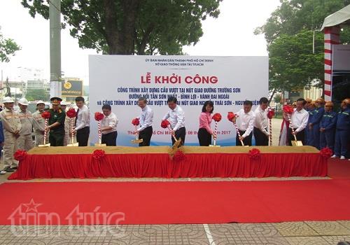 
Bí thư Thành ủy Đinh La Thăng cùng đại diện lãnh đạo các đơn vị làm Lễ khởi công dự án.
