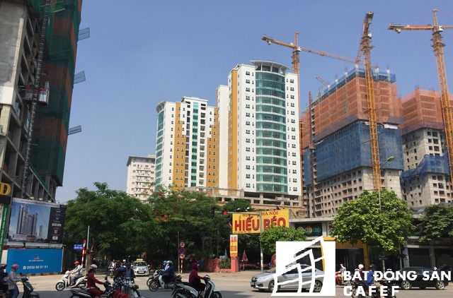 
Chỉ tính ngay tại ngã tư Ngụy Như Kom Tum - Nguyễn Tuân đã có 3 dự án với khoảng 7 tòa nhà cao tầng đang ùn ùn mọc lên.
