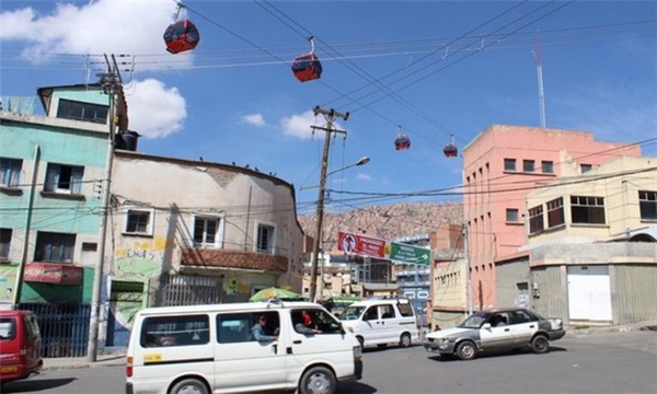 
Vừa đi làm vừa ngắm cảnh với cáp treo tránh tắc đường tại Bolivia.
