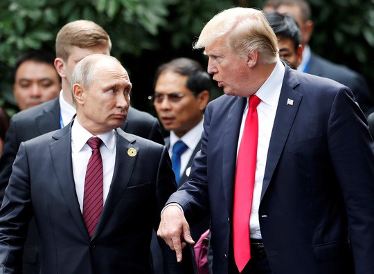 
Tổng thống Nga Vladimir Putin và Tổng thống Mỹ Donald Trump trò chuyện trên đường đến điểm chụp hình
