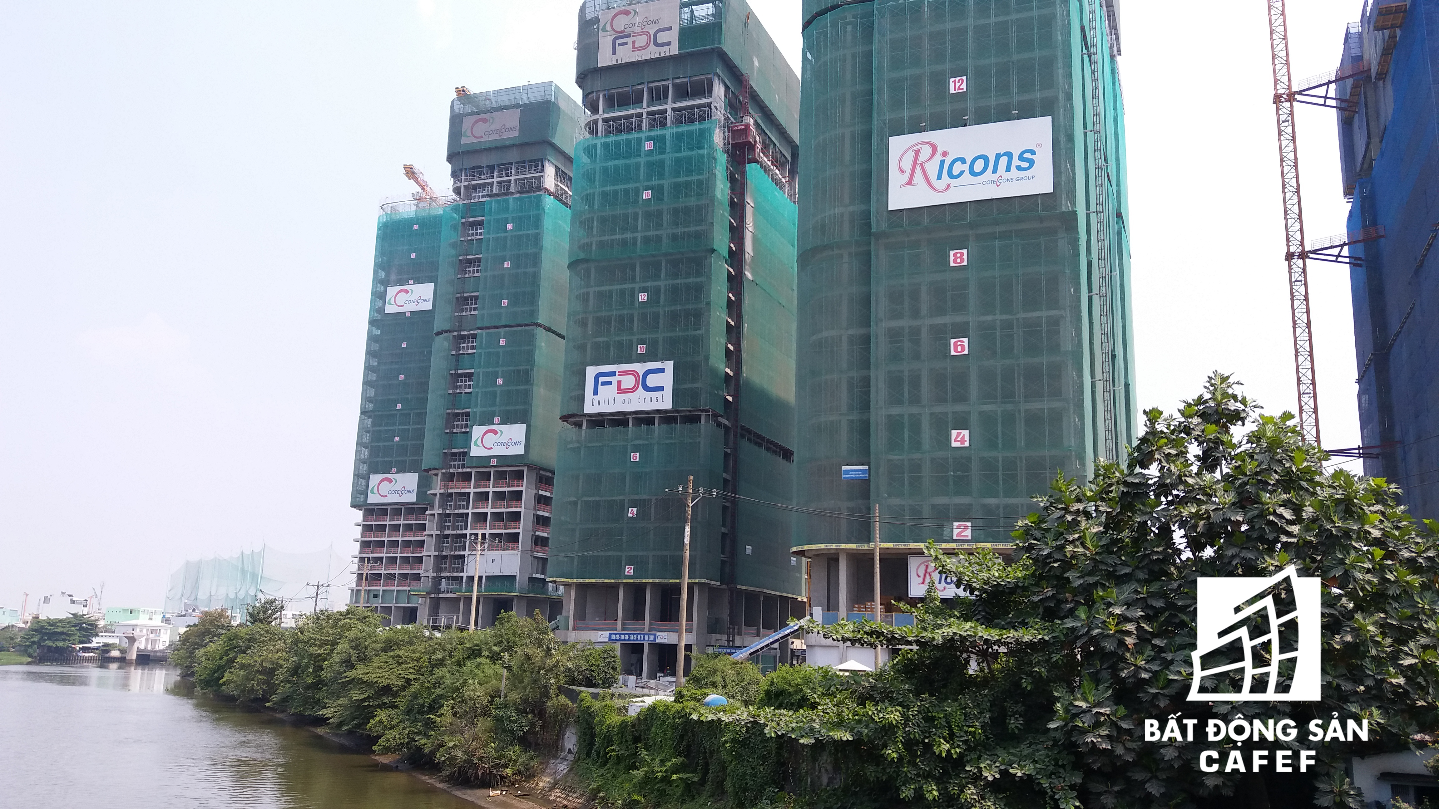 Ngoài ra, khu vực này còn có nhiều dự án khác đang xây dựng như Vinhomes Golden River, khu căn hộ cao cấp Saigon Pearl, Sun Wah Pearl...