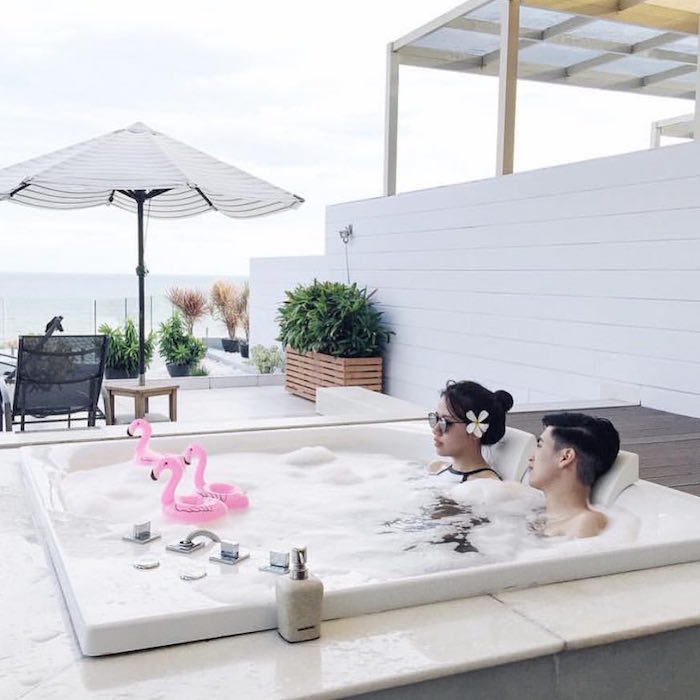 Đi du lịch tới những điểm đến đắt đỏ, ở khách sạn hạng sang.