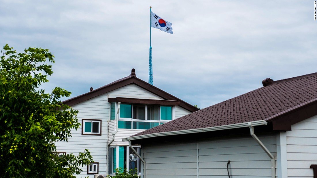 Các ngôi nhà trong làng phải xây tường dày để cách âm. (Ảnh: CNN)