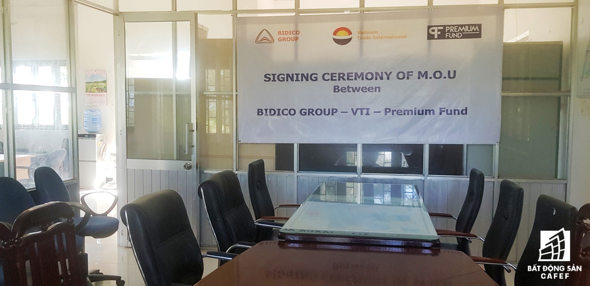 Băng rôn của Bidico Group (BII) vẫn còn bên trong căn phòng.