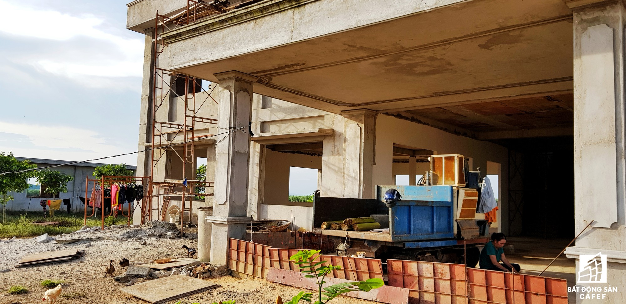 Người trông coi ở đây cho biết, dự án này đã dừng thi công từ tháng 10 năm 2016.