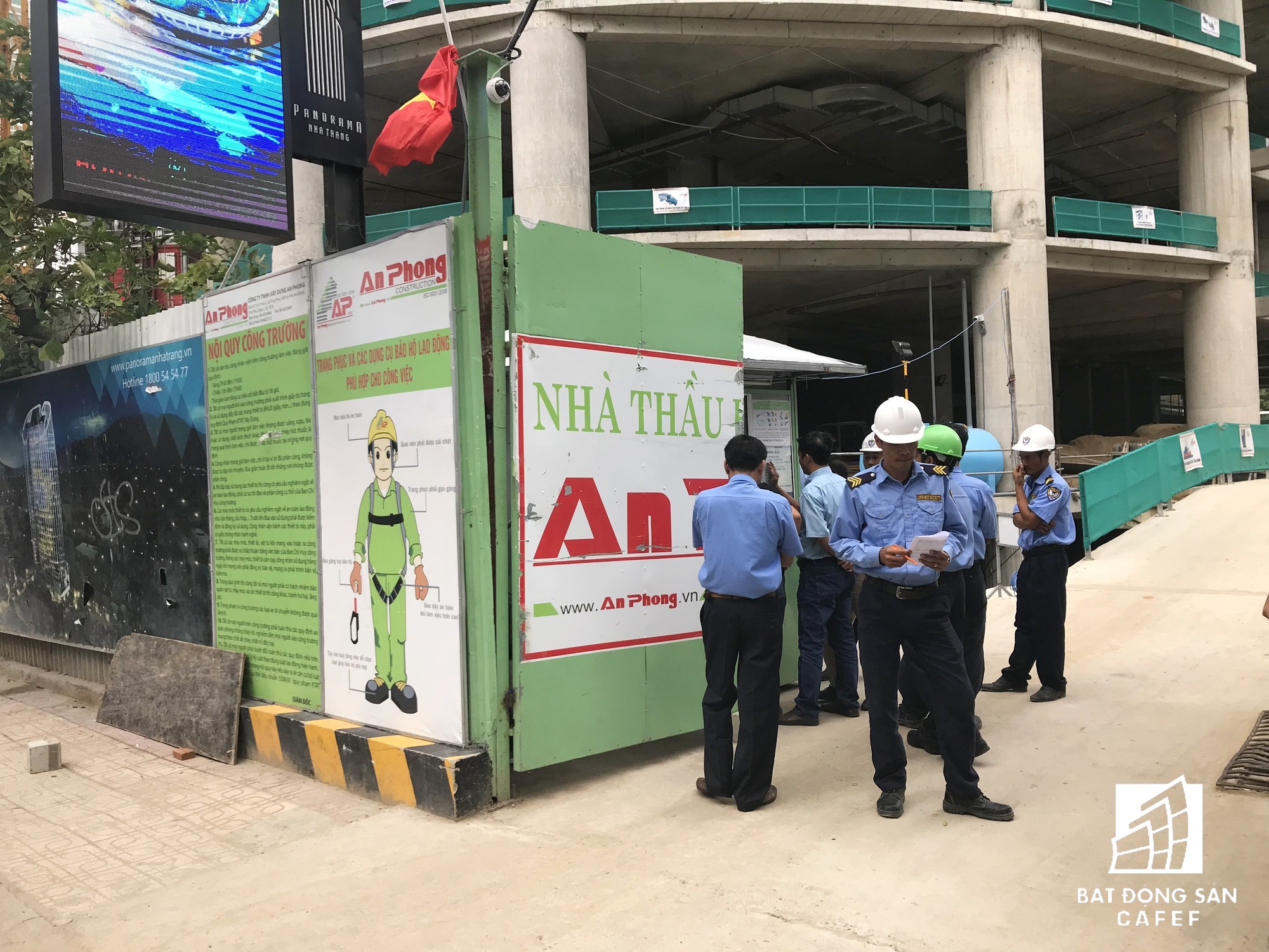 Do bùng phát nhiều mâu thuẫn giữa chủ đầu tư và nhà thầu, bây giờ trên công trường hàng trăm công nhân của hai bên đang nhắm vào nhau, bởi một bên muốn lấy lại tài sản và một bên không cho nhà thầu tiếp cận công trường.