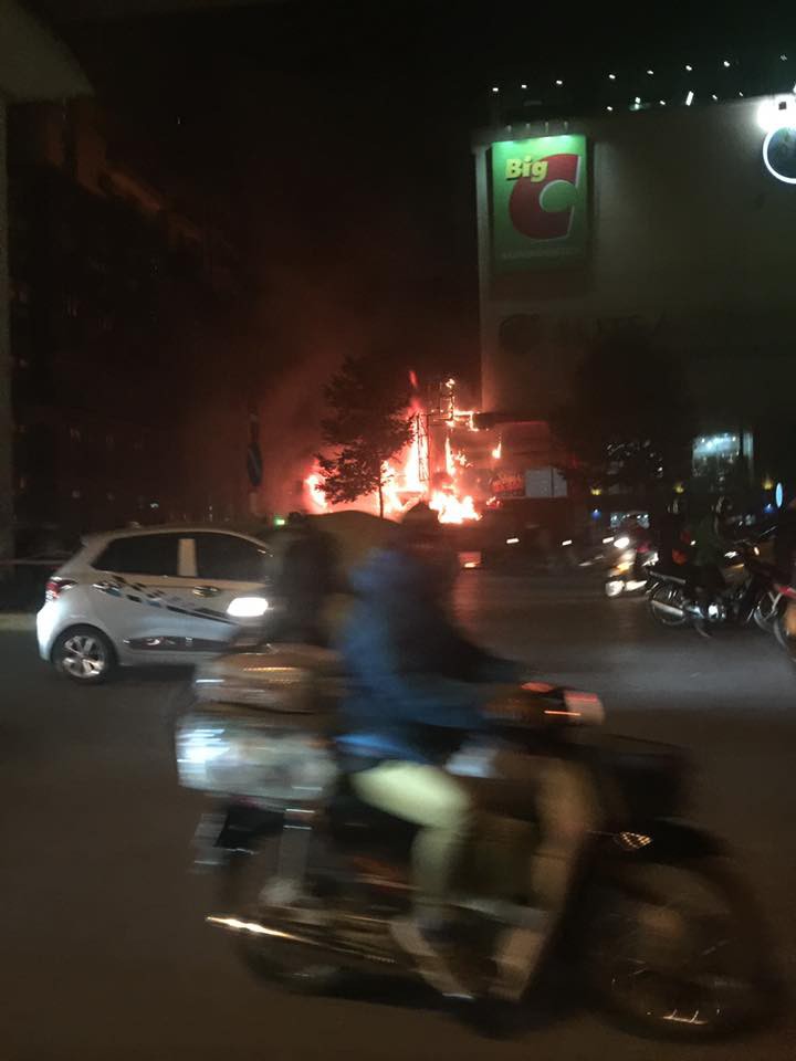 Mặc dù cháy rất to nhưng theo phản ánh của các hộ dân tại đây chuông báo cháy bị ngắt không hoạt động (Ảnh cư dân cung cấp).