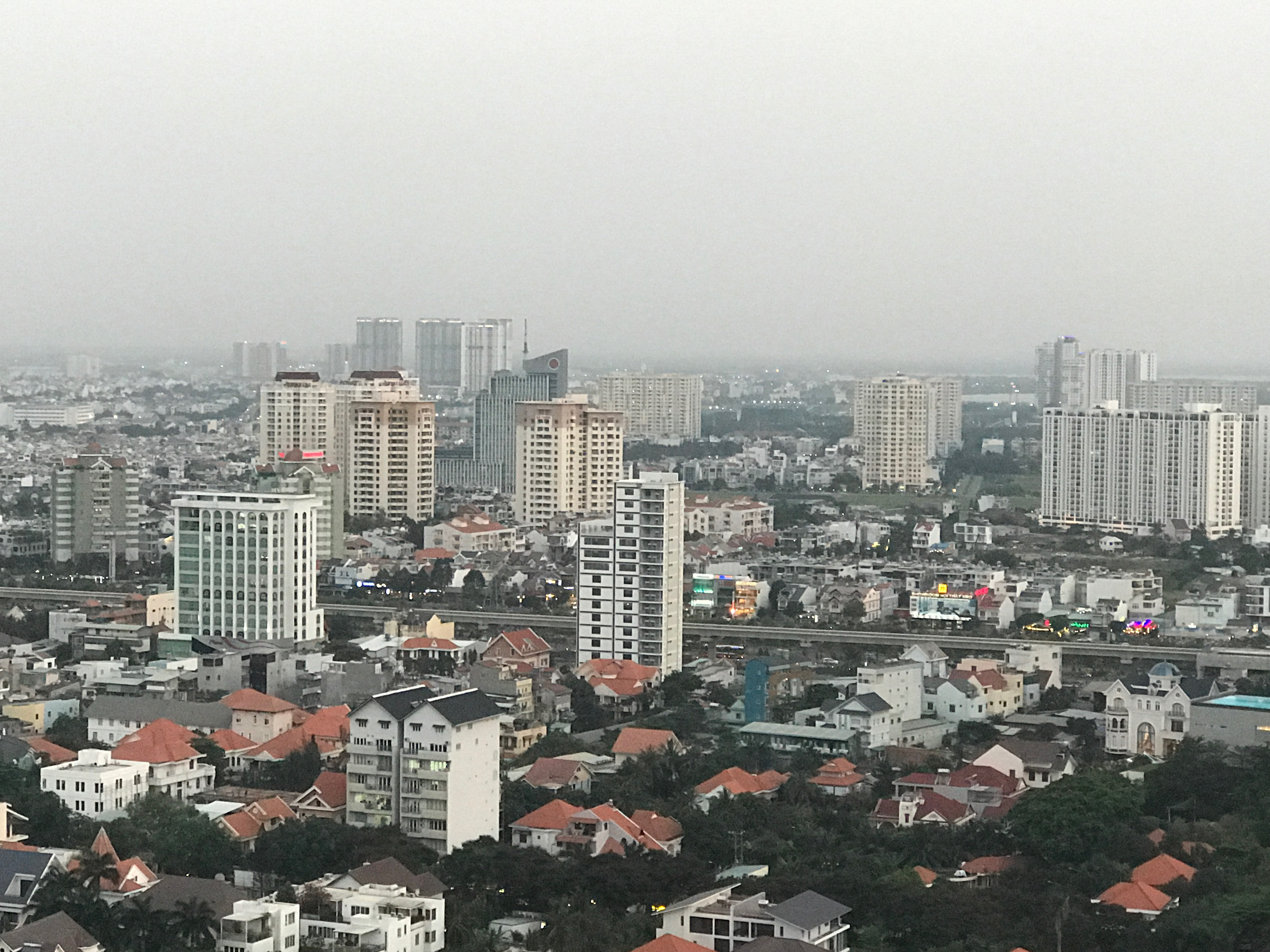 Với số vốn đầu tư lớn để nâng cấp hạ tầng, quỹ đất sạch, giá cả hợp lý cùng các dự án của những chủ đầu tư uy tín, quận 2 và quận 9 đang chứng kiến sự đổ bộ ồ ạt của giới đầu tư bất động sản, tạo nên những cơn “sóng” giao dịch ở hầu hết các phân khúc.