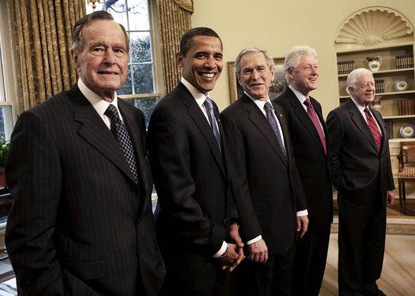 
Tổng thống Obama (thứ 2 từ trái) và 4 người tiền nhiềm còn sống (từ trái qua phải) là Bush (cha), Bush (con), Bill Clinton và Jimmy Carter.
