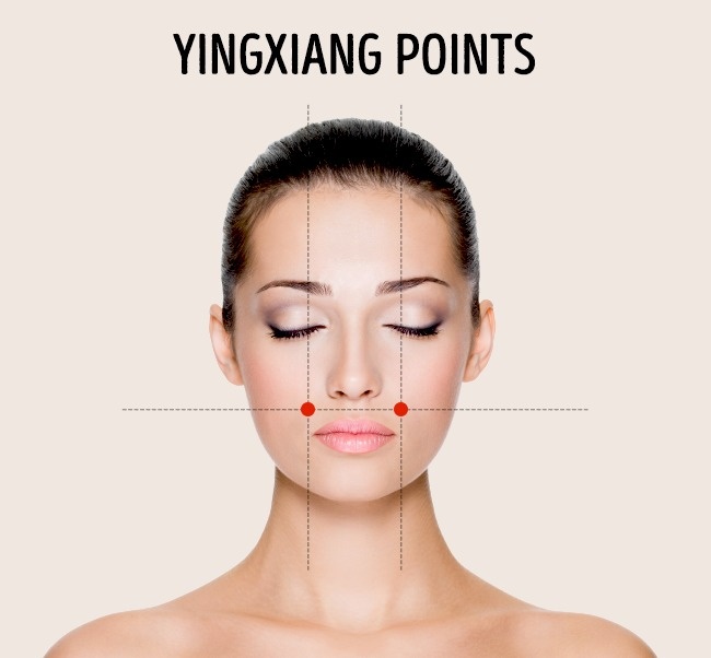 Hai điểm hõm má: Bạn có thể xác định 2 vị trí này bằng cách tìm điểm lõm cuối cùng của xương má. Massage vị trí này giúp thông xoang mũi, giảm nhức đầu, đau răng và sự căng thẳng.