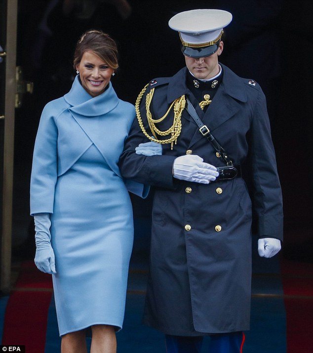 
Cách Melania lựa chọn đôi găng tay màu xanh nhạt khiến người ta gợi nhớ tới hình ảnh phu nhân Jakie Kennedy trong ngày Tổng thống John Kenedy nhậm chức năm 1961. Nhiều người trong giới thời trang nhận xét, chỉ Jackie Kennedy mới đủ sức ảnh hưởng đến bà Melania. Hai người cùng am hiểu, đam mê về thời trang, chứ không quá quan tâm đến chính trường.
