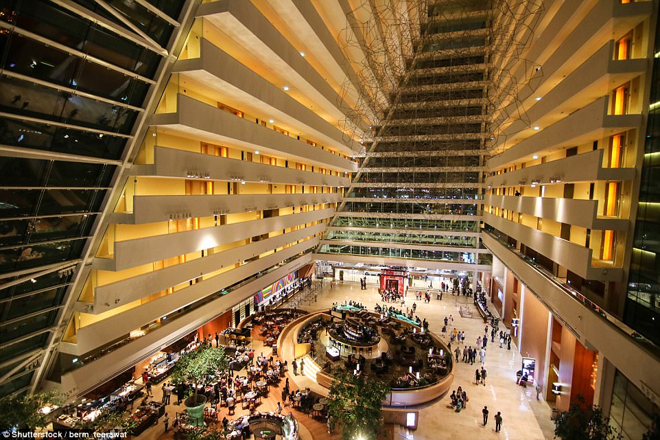 Khách du lịch có thể tới khu phức hợp trị giá 5,3 tỷ bảng Anh này để thưởng thức giải trí trong các sòng bạc hàng đầu thế giới, những bảng tàng hoành tráng, nhà hàng sang trọng, tham dự những buổi hòa nhạc đẳng cấp.