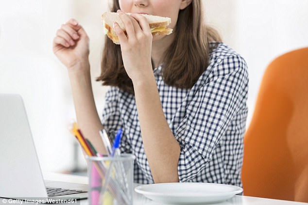 
Ăn bánh mỳ kẹp vào bữa trưa có thể khiến làn da lão hóa sớm.
