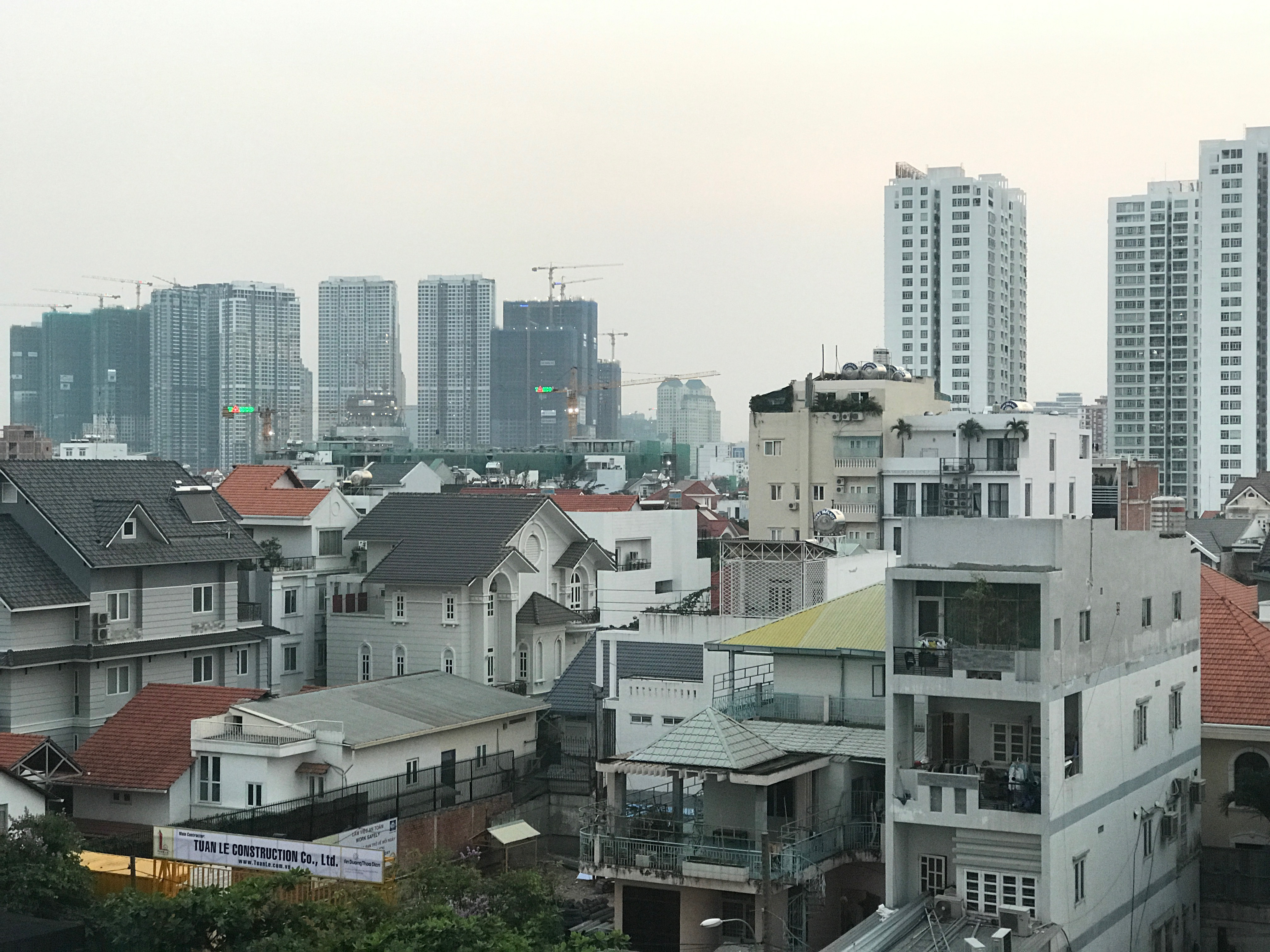 Ngoài dự án nhà ở cao tầng, nhiều chủ đầu tư cũng tung ra thị trường hàng nghìn căn nhà phố, biệt thự tại những khu đất rộng lớn quanh tuyến metro số 1.