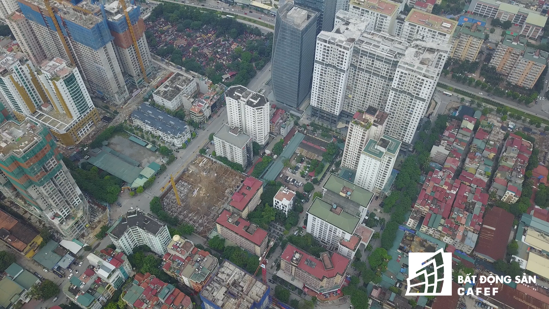 
Các cao ốc Golden West, The Legend, Comatex Tower, Việt Đức Complex với hàng nghìn căn hộ chung cư bao vây trên một đoạn đường ngắn Nguyễn Tuân.
