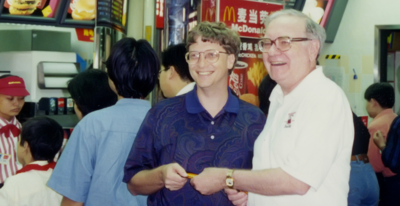 Tỷ phú Warren Buffett đã mời Bill Gates một bữa ăn trưa bằng phiếu giảm giá.