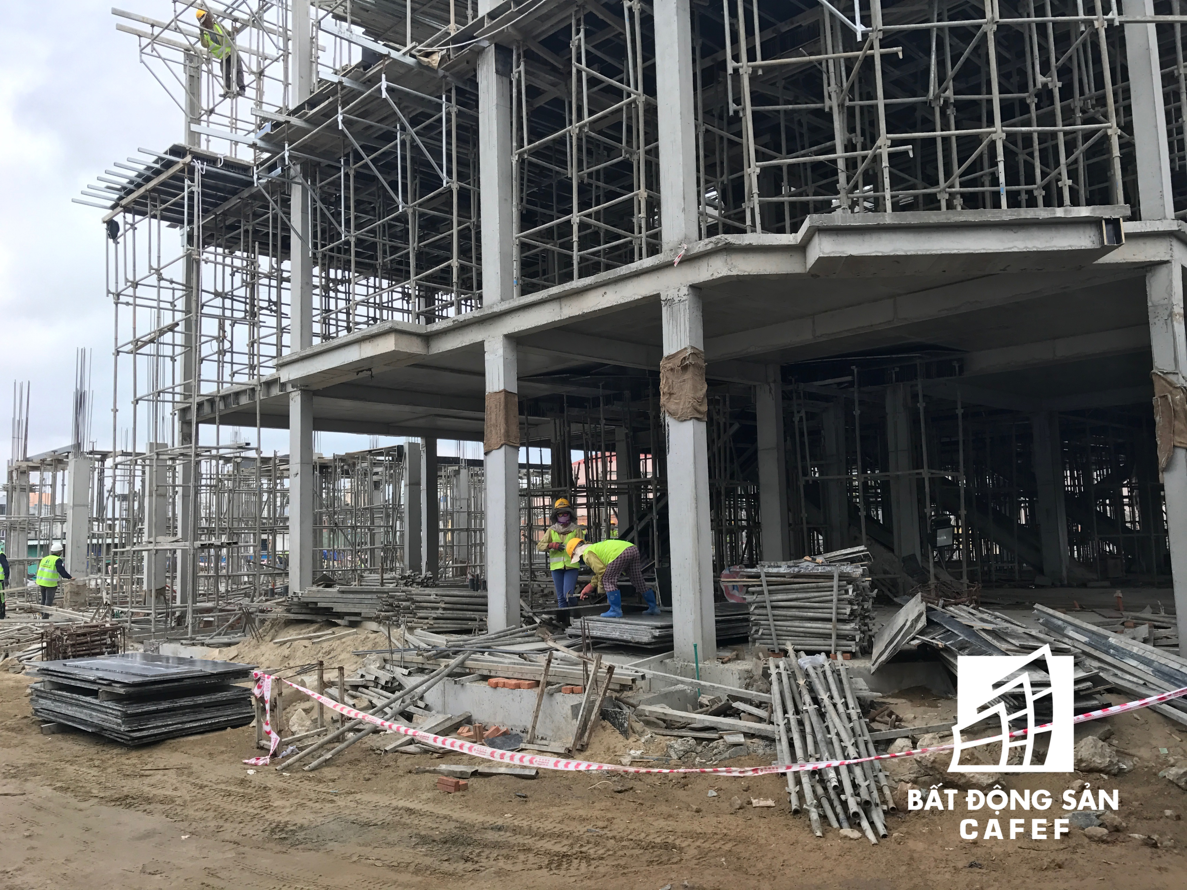 Một trong 4 dự án tổ hợp căn hộ của Novaland nằm gần cầu Thuận Phước đang gấp rút thi công.