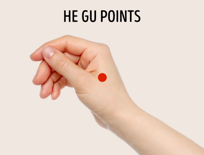 Huyệt gữa ngón cái và ngón trỏ có liên hệ với dây thần kinh vùng lưng, răng và cổ. Massage điểm huyệt này có tác dụng tốt đối với triệu chứng mỏi vai, gáy, lưng và đau nhức răng.