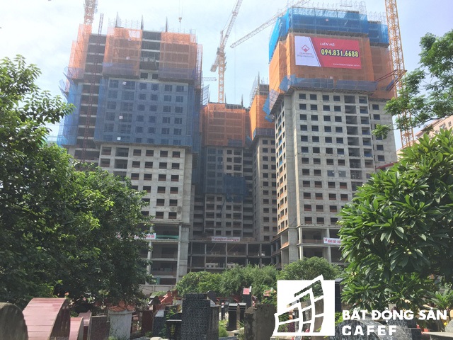 Dù mới được khởi công từ cuối năm 2016 nhưng các tòa chung cư Việt Đức Complex mọc lên khá nhanh.