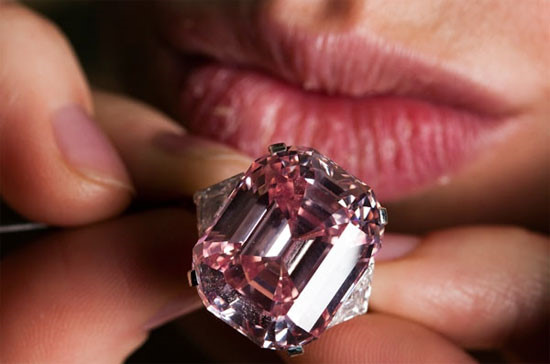 
3. Nhẫn kim cương The Graff Pink (46,2 triệu USD): Viên kim cương màu hồng này nặng đến 24,78 carat. Hiện tại, viên kim cương thuộc sở hữu của nhà kinh doanh kim cương Laurence Graff ở London (Anh).
