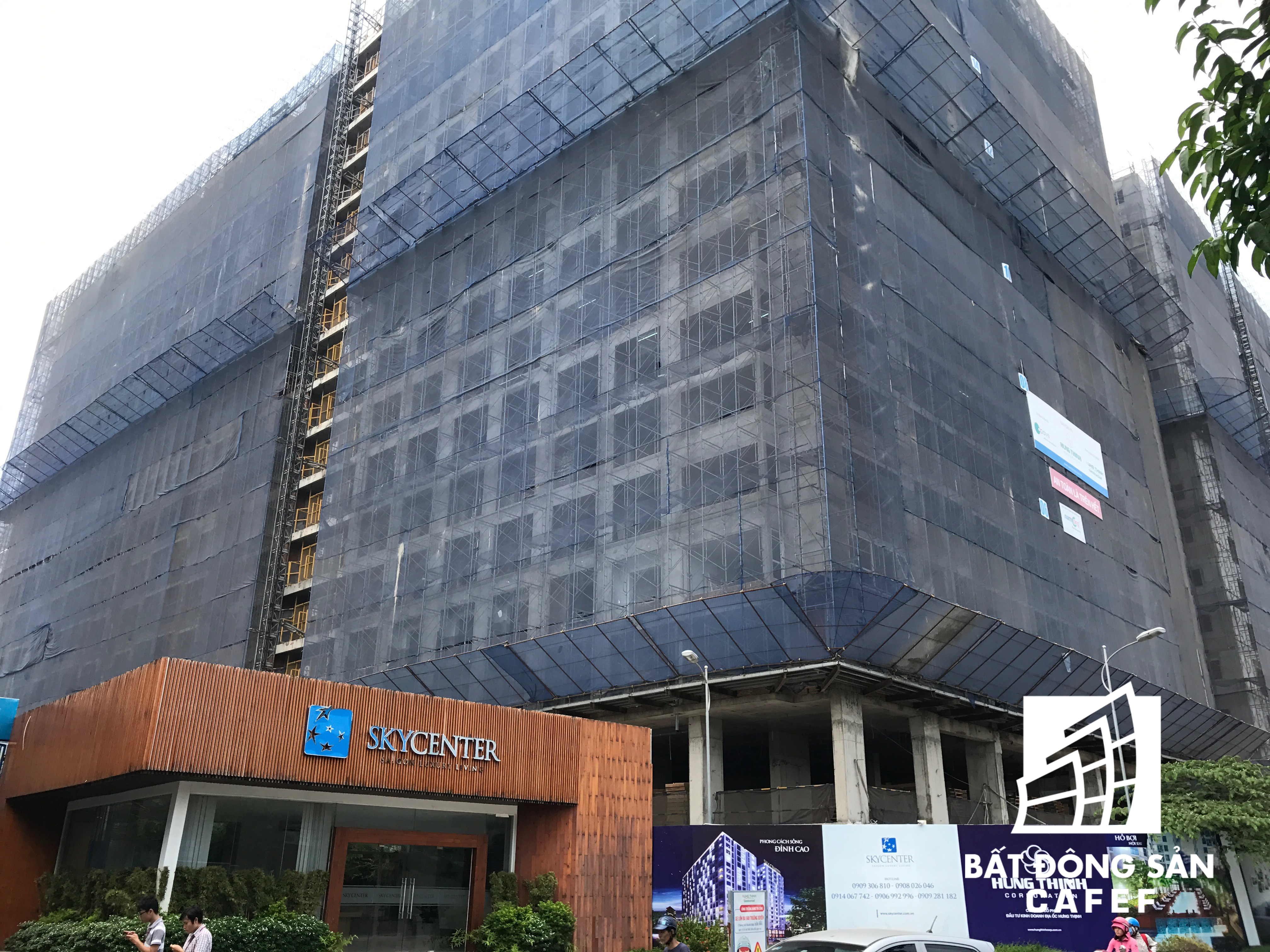 
Ngay sát bên tòa nhà văn phòng của Waseco là dự án Sky Center với chức năng nhà ở - văn phòng 16 tầng (một block văn phòng và ba block nhà ở). Theo quan sát, dự án hiện đã xây dựng đến tầng thứ 16.
