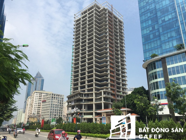Tại đường Lê Văn Lương, tòa nhà MB Grand Tower cao 25 tầng, văn phòng có sức chứa 2.000 người đã được cất nóc và dự kiến hoàn thiện cuối năm nay.