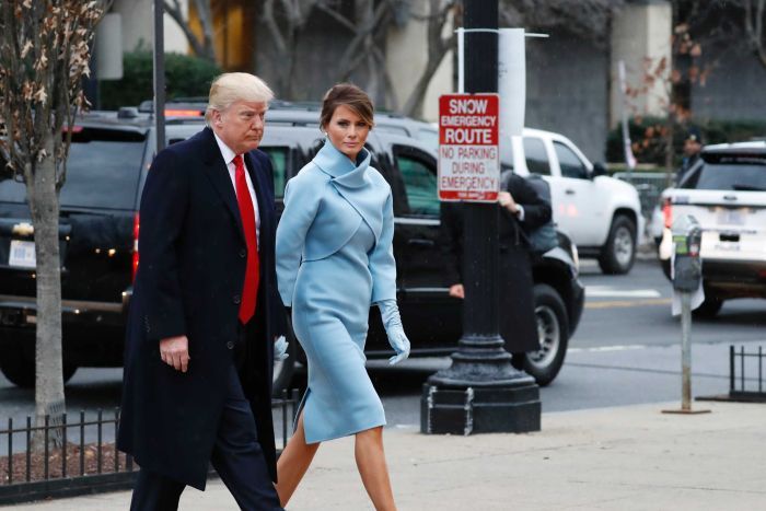 
Ông Donald Trump và vợ Melania đến nhà thờ St Johns Episcopal Church
