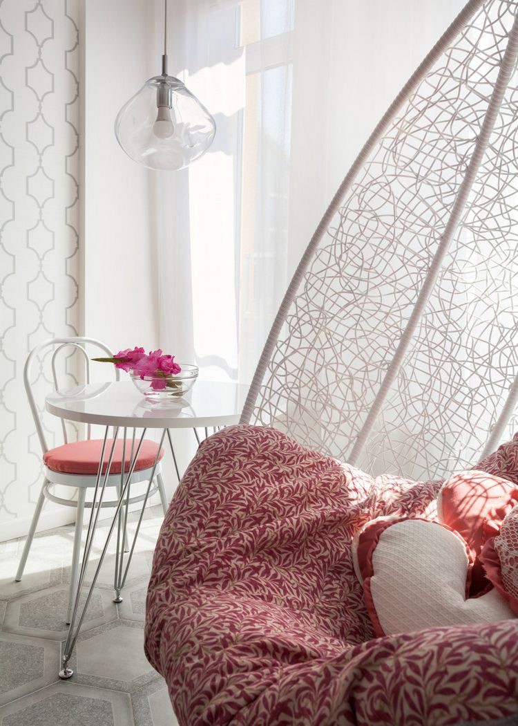 Tông màu trắng chủ đạo được tô điểm bằng tông màu hồng ấn tượng khiến nơi tiếp khách trở nên vô cùng nhẹ nhàng và nữ tính.