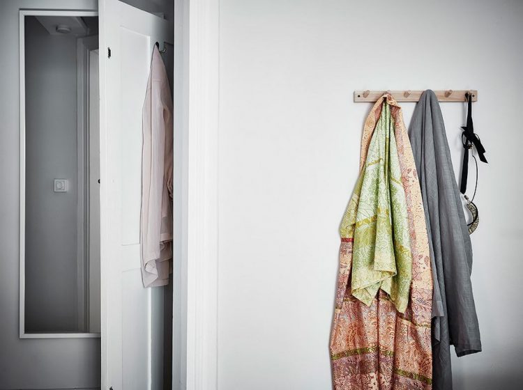 Tủ đựng quần áo và đồ dùng tiện lợi cạnh phòng ngủ.