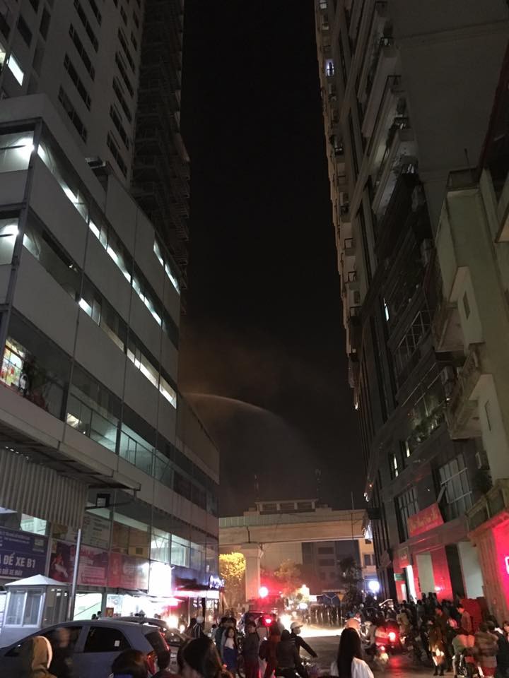 Một lúc sau cảnh sát PCCC đến để dập đám cháy (Ảnh cư dân cung cấp).