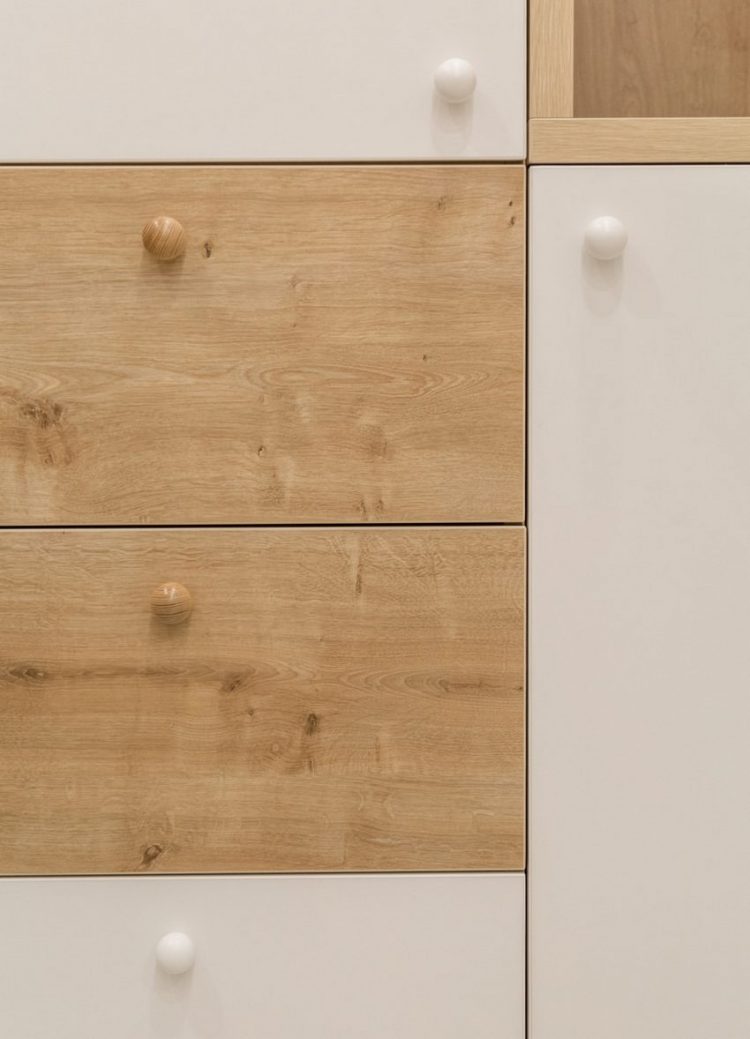 Hệ thống tủ kệ ngay cửa ra vào được chủ nhà bố trí gọn gàng, thông minh làm nơi lý tưởng trữ đồ.