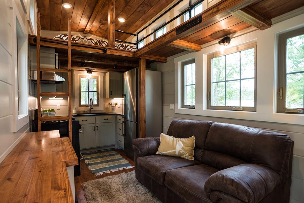  Phòng khách thiết kế đơn giản với chiếc ghế sofa dài và chiếc tủ gỗ nhỏ. 