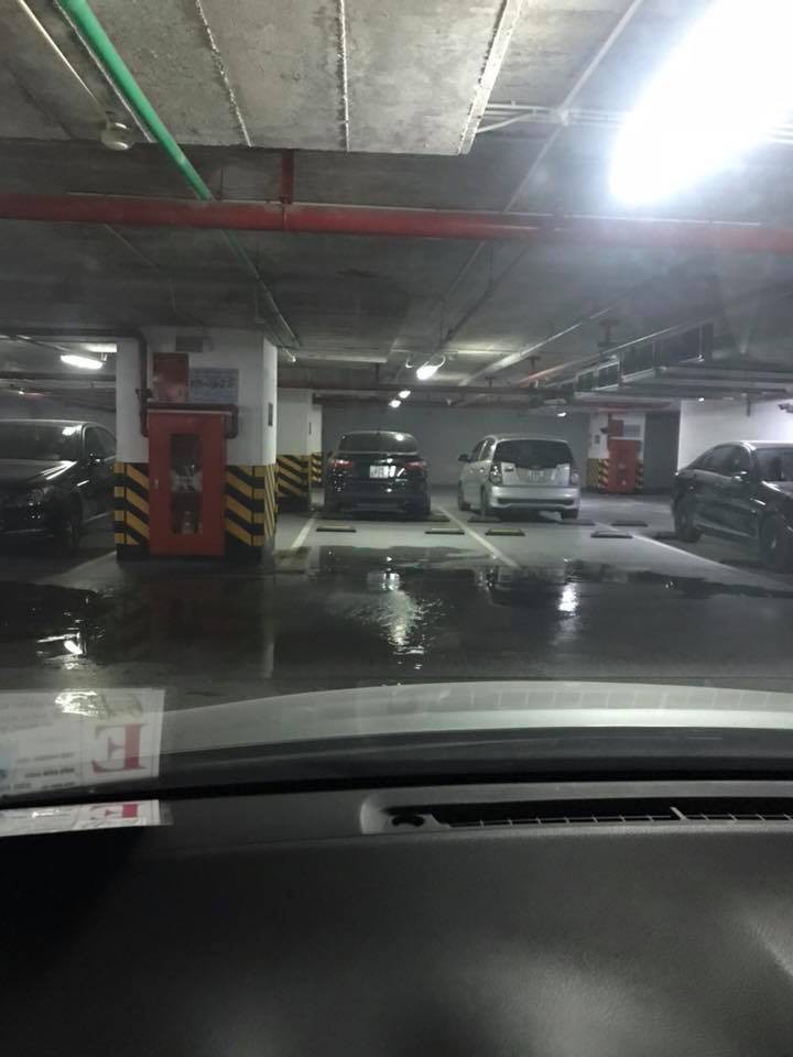 Trong lúc tầng 1 đang cháy thì tầng hầm B3 nước lênh láng ở nhà để xe, theo chị Linh cư dân tòa nhà cho biết nhiều khả năng là nước từ bể phốt bởi bể phốt tòa <a href='http://canhodreamhomeriverside.blogspot.com/'>căn hộ</a> thường xuyên bi vỡ (Ảnh cư dân cung cấp).