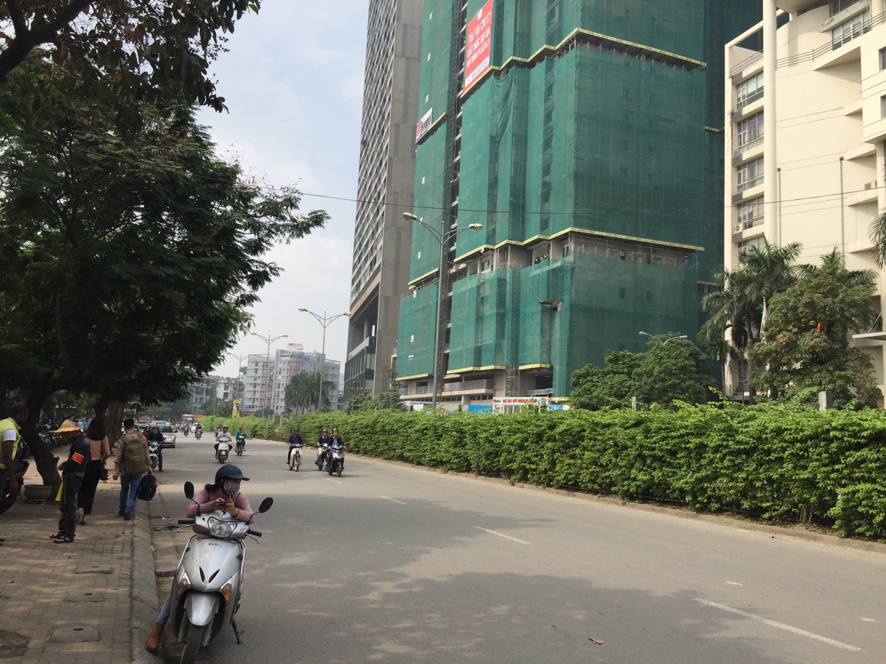 Đường Trần Bình hai làn rộng và thoáng phía trước dự án.