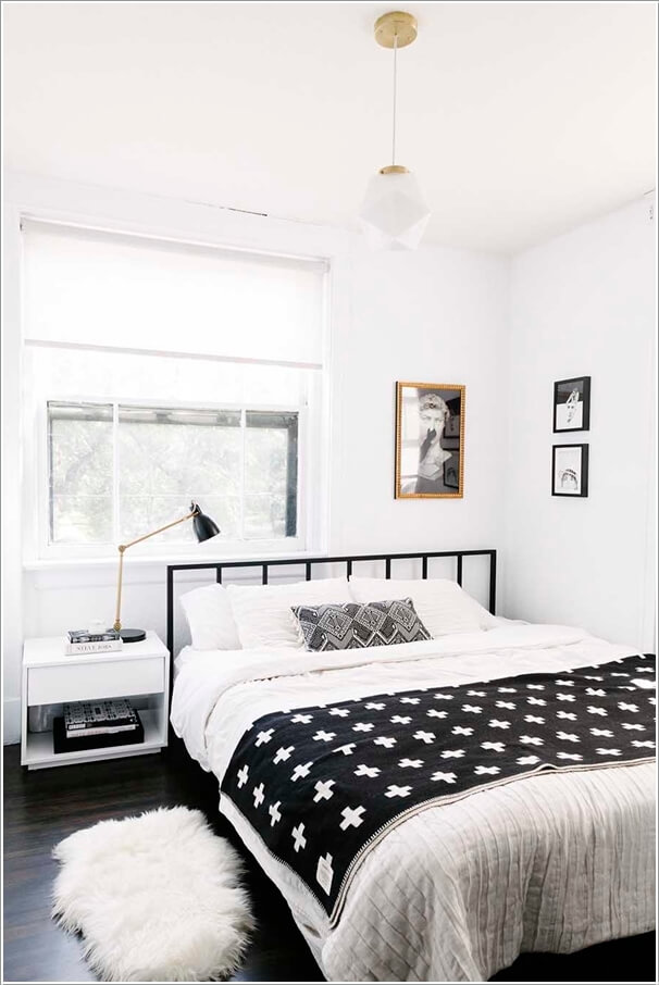 
Việc kết hợp giữa hai tông màu đen, trắng trong phòng ngủ nhỏ cũng là lựa chọn thông minh. Tuy nhiên, bạn cần nhớ rằng tỉ lệ phần trăm màu đen ít hơn nhiều so với tông trắng của phòng.

 
